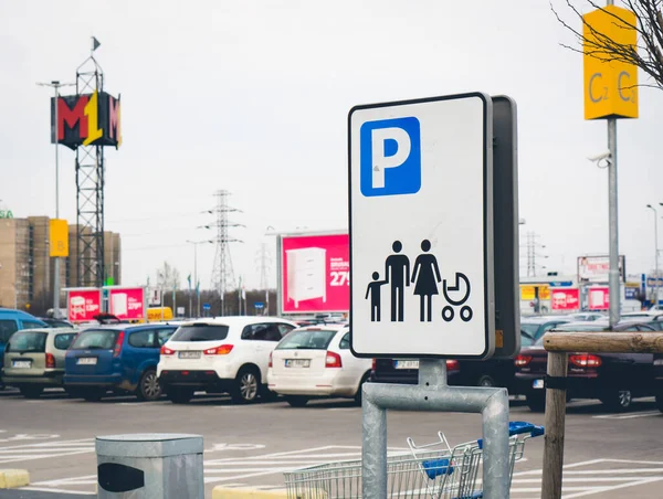 Poznan Polen Mrt 2014 Familieteken Een Volledige Parkeerplaats Voor Een — Stockfoto