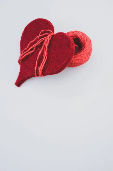 Vertical Shot Bright Red Yarn Threads Wrapped Red Heart Shaped — Stock Photo, Image