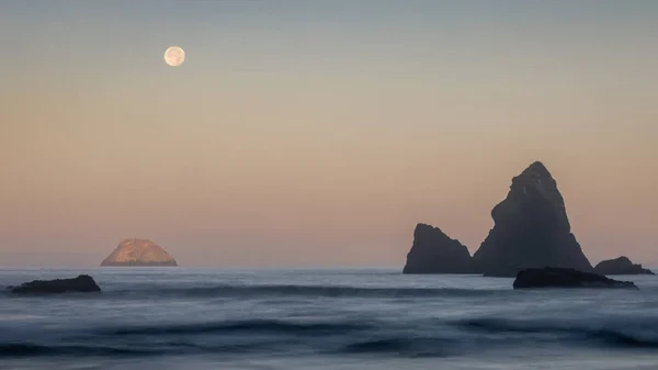 美国加利福尼亚州北部海滩上的一个海景上的一个戏剧性的落日 — 图库照片