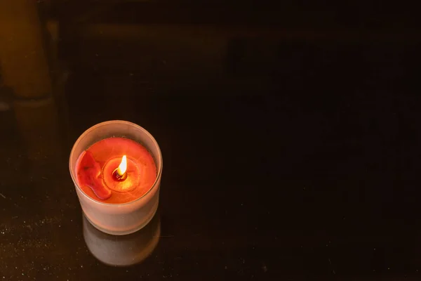 Egy Nagy Szögű Felvétel Egy Gyertyáról Füsttel Kristályüvegen — Stock Fotó