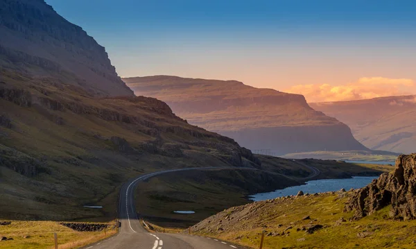 Μια Όμορφη Λήψη Των Βουνών Στο Ηλιοβασίλεμα Στην Ισλανδία — Φωτογραφία Αρχείου