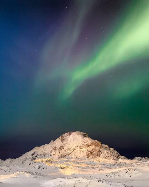 눈덮인 지역에서 북극광을 매혹시키는 — 스톡 사진