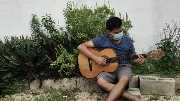 Yüz Maskesi Takan Spanyol Bir Adam Gitar Çalıyor — Stok fotoğraf