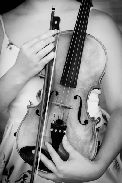 Vertical Greyscale Shot Female Holding Violin Her Arms — Stock Photo, Image