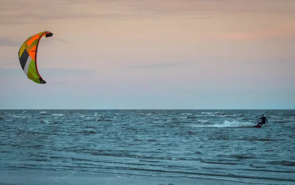 Ein Kitesurfer Reitet Auf Den Wellen — Stockfoto