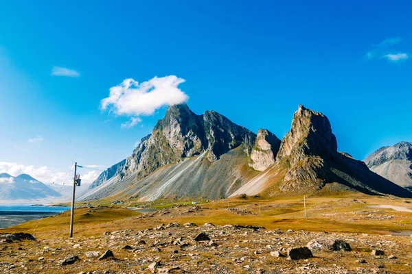 Zlanda Parlak Mavi Gökyüzünün Altında Güzel Bir Dağ Manzarası — Stok fotoğraf