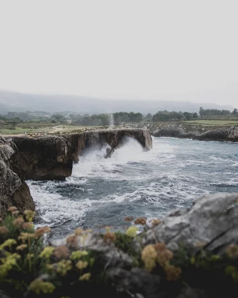 Vedere Valurilor Stropind Stâncă — Fotografie, imagine de stoc