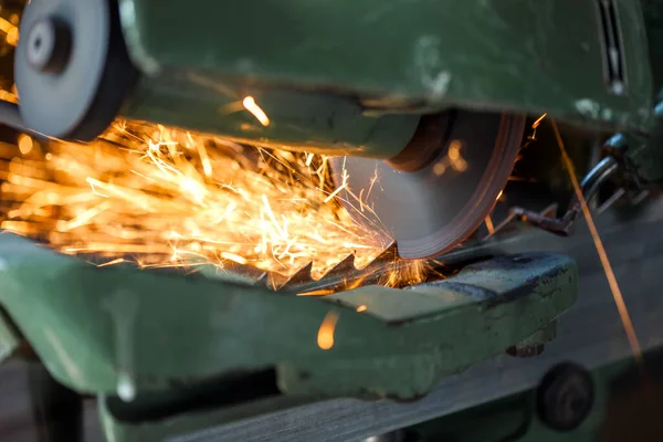 Tiro Close Uma Poderosa Máquina Industrial Corte Superfície Metal — Fotografia de Stock