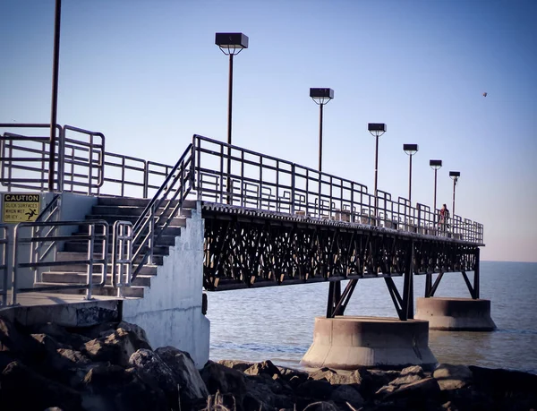 Una Hermosa Toma Del Puente Con Vistas Agua Mar —  Fotos de Stock