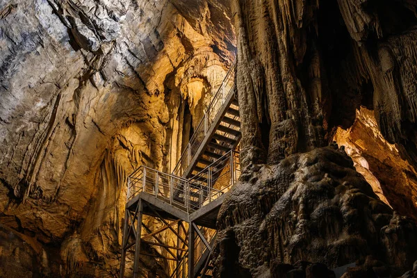 Una Toma Ángulo Bajo Una Escalera Instalada Dentro Una Cueva — Foto de Stock