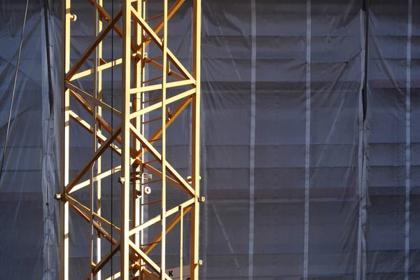 Stavební Jeřáb Před Budovou Lešení Pokrytou Plachtou Brémách Německo — Stock fotografie