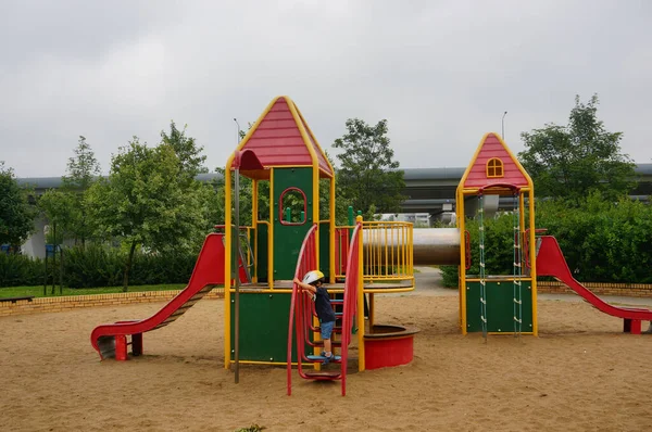 Poznan Polónia Jul 2017 Equipamento Colorido Playground Com Criança Brincando — Fotografia de Stock