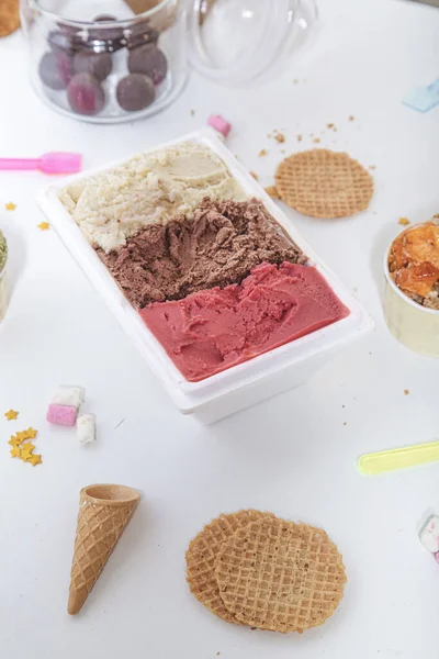 Vertikální Záběr Různých Chutí Zmrzliny Vaflemi Marshmallows Stole — Stock fotografie