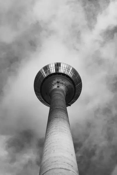 Uno Scatto Scala Grigi Angolo Basso Una Torre Televisiva Dusseldorf — Foto Stock