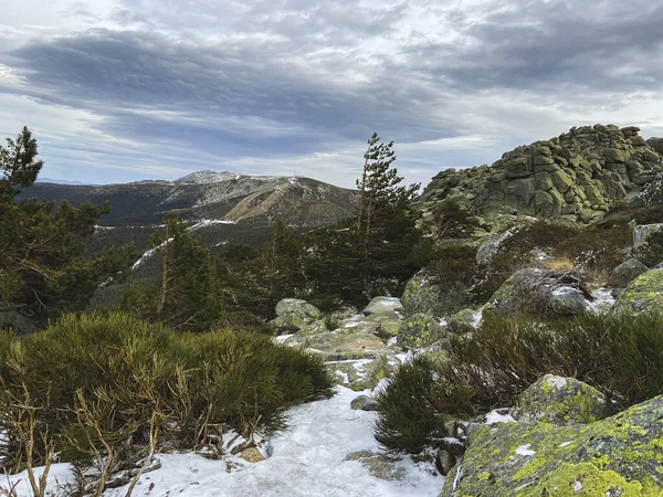 Increíble Plano Paisaje Rocoso Montaña Parcialmente Cubierto Nieve —  Fotos de Stock