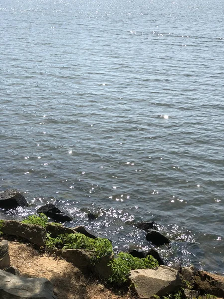 Vertikal Bild Havet Med Vågor Och Vackra Reflektioner Solljuset Bredvid — Stockfoto