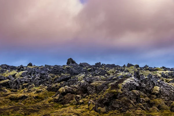 Vacker Bild Stenig Bergssluttning Molnig Himmel — Stockfoto