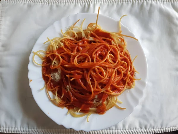 Delicious Plate Spaghetti Tomato Powdered Cheese — Stock Photo, Image