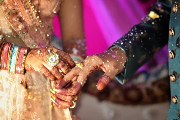 Egy Közeli Kép Egy Indiai Párról Egy Atradikális Esküvői Ceremónián — Stock Fotó