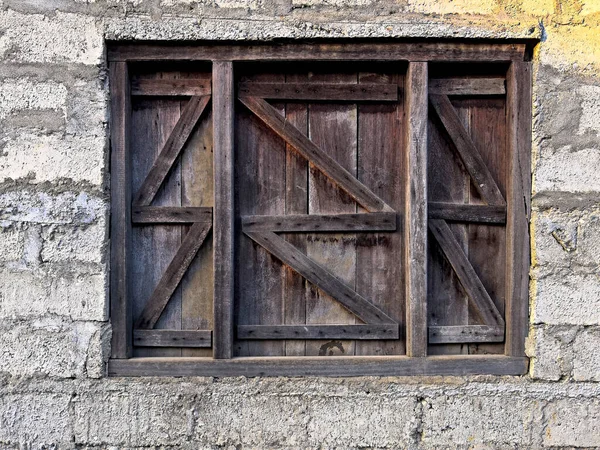 石造りの建物の古い木の窓のクローズアップショット — ストック写真
