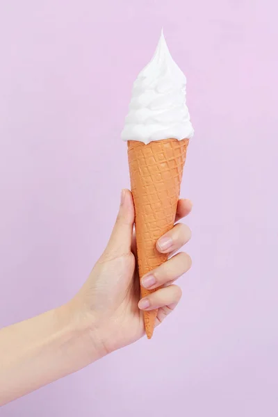 Mão Uma Fêmea Segurando Delicioso Sorvete Macio Cone Waffle Crocante — Fotografia de Stock