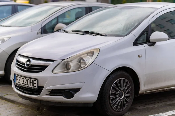 Poznan Polsko Prosince 2020 Zaparkované Bílé Auto Opel Parkovišti Městě — Stock fotografie