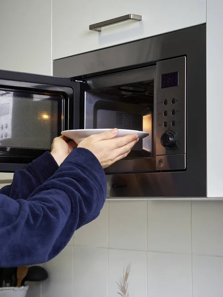 Disparo Vertical Macho Poniendo Una Placa Microondas — Foto de Stock