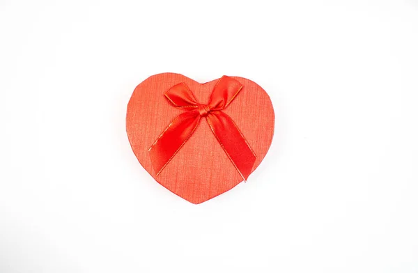 Una Caja Regalo Roja Forma Corazón Sobre Una Superficie Brillante — Foto de Stock