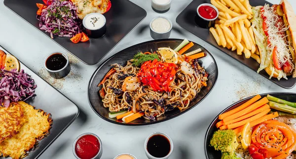 Tiro Ângulo Alto Chapas Comida Japonesa Colorida Tradicional Uma Mesa — Fotografia de Stock