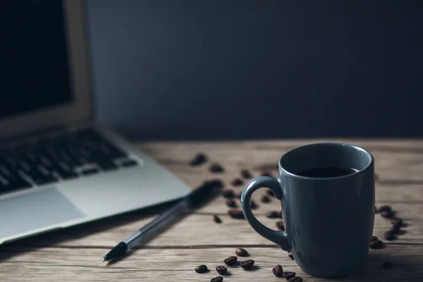 Mise Point Sélective Ordinateur Portable Stylo Une Tasse Café Chaud — Photo