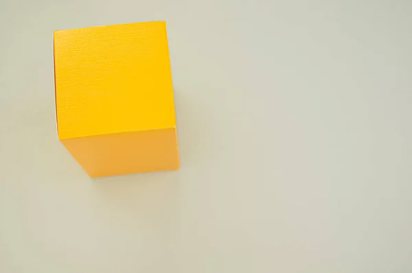 Cubo Carta Giallo Isolato Fondo Grigio — Foto Stock