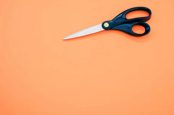 Tijeras Negras Aisladas Sobre Fondo Naranja — Foto de Stock