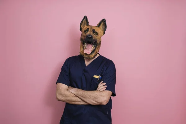Молодий Чоловік Латексній Масці Голови Собаки Позує Камеру Рожевому Фоні — стокове фото