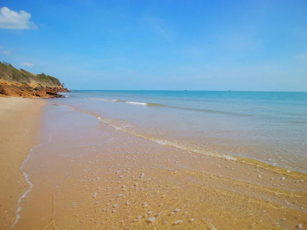 Uma Vista Panorâmica Borda Praia Areia Durante Verão — Fotografia de Stock