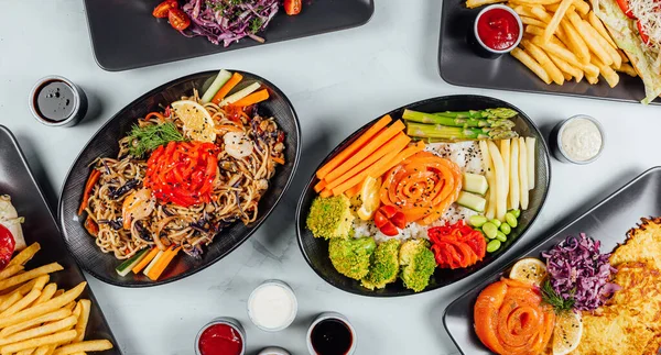 Tiro Ângulo Alto Chapas Comida Japonesa Colorida Tradicional Uma Mesa — Fotografia de Stock