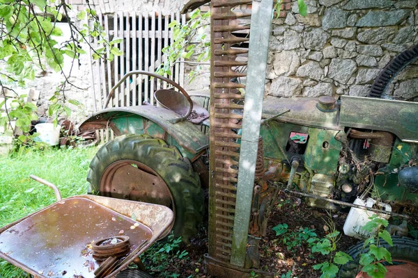 Tiro Equipamentos Antigos Deixados Jardim Durante Dia — Fotografia de Stock