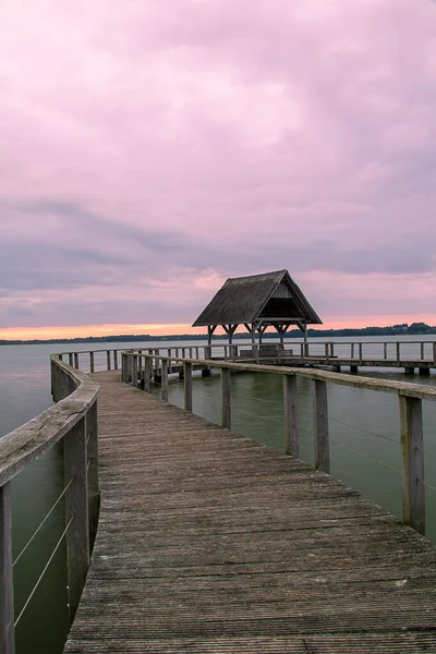 Schöne Aufnahme Eines Langen Holzstegs Über Dem Meer Bei Sonnenuntergang — Stockfoto