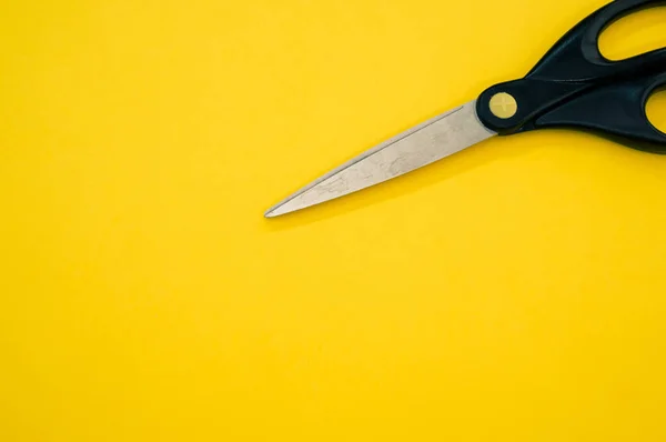 Черные Ножницы Изолированы Желтом Фоне — стоковое фото