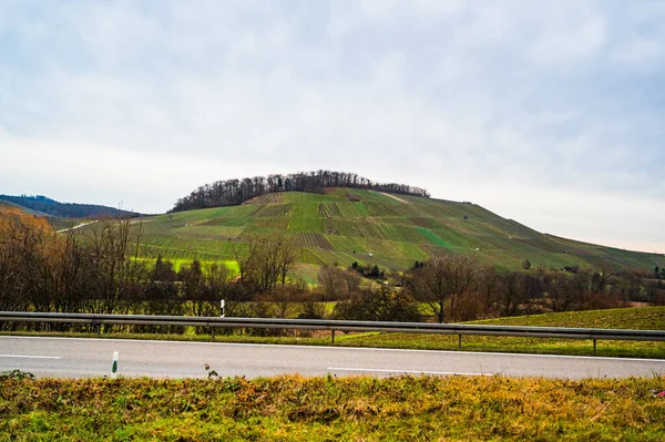 Piękny Widok Uprawiane Zielone Wzgórza Pod Zachmurzonym Niebem Wsi — Zdjęcie stockowe