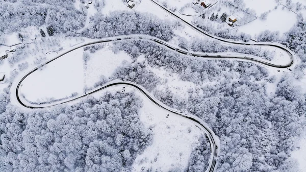 田園地帯に長い曲がりくねった道を持つ美しい冬の風景の空中ショット — ストック写真