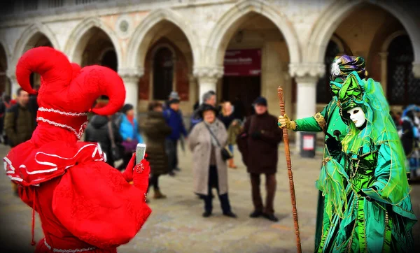 Веніс Італія Лютий 2016 Людина Червоному Костюмі Джокера Карнавалі Венеції — стокове фото