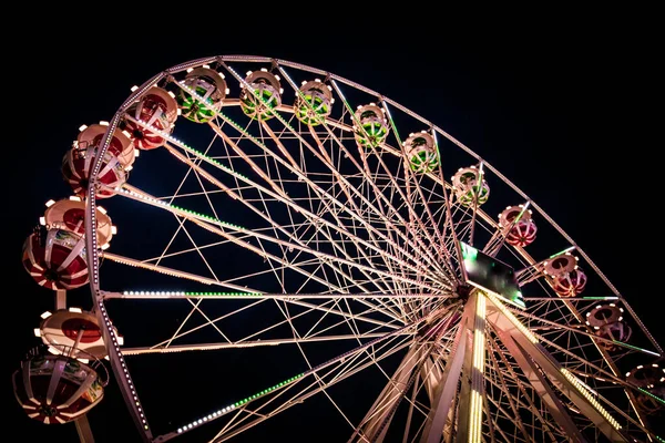 Tiro Ângulo Baixo Uma Roda Gigante Com Luzes Coloridas Acesas — Fotografia de Stock