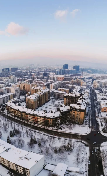 Eine Vertikale Luftaufnahme Einer Urbanen Stadt Mit Schneebedeckten Traditionellen Wohnvororten — Stockfoto