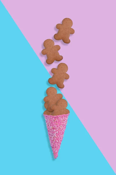 Una Fotografía Vertical Helado Con Galletas Jengibre Sobre Fondo Rosa —  Fotos de Stock