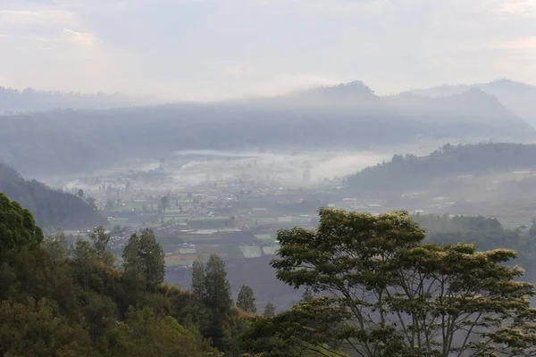 背景上是雾蒙蒙的高山上的秋景 — 图库照片
