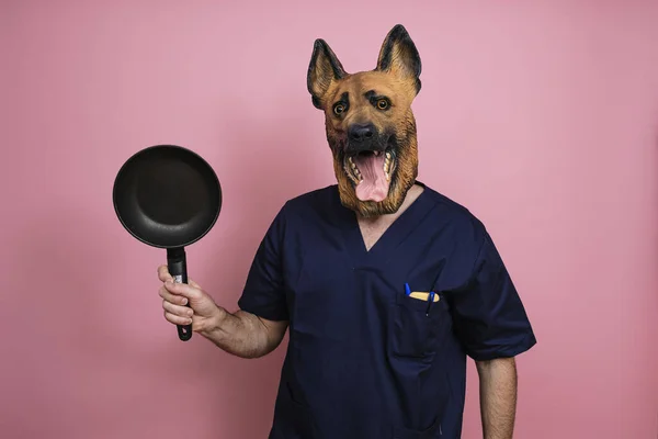 Jovem Uma Máscara Cabeça Cão Látex Segurando Uma Frigideira Fundo — Fotografia de Stock