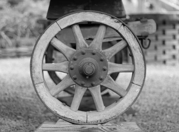 Yıpranmış Eski Bir Araba Tekerleğinin Bulanık Bir Görüntüsü — Stok fotoğraf
