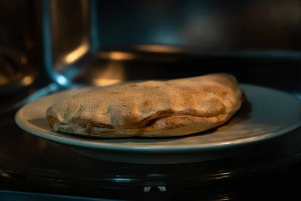 Een Heerlijke Broodje Ham Kaas Een Magnetron — Stockfoto