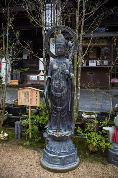 宮島の宗教彫刻の垂直ショット — ストック写真
