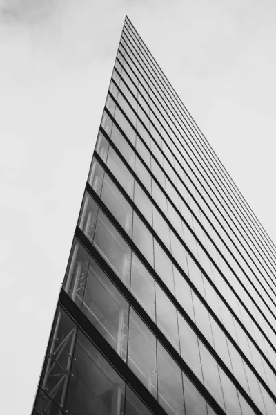 Uma Imagem Vertical Tons Cinza Edifício Moderno Vidro Feito Fora — Fotografia de Stock